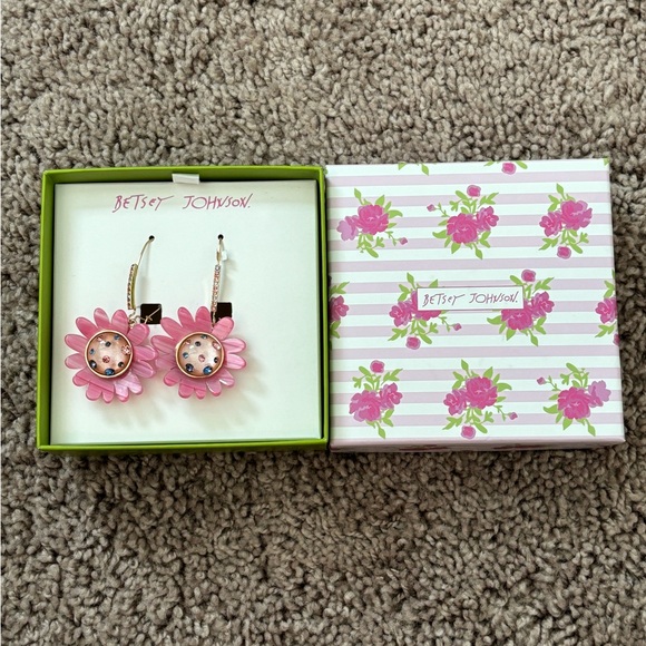NWT Betsy Johnson Pink Daisy Earrings - Picture 7 of 9